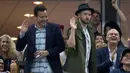 Pembawa acara sekaligus komedian Jimmy Fallon dan penyanyi Justin Timberlake menirukan tarian Beyonce pada video klip Single Ladies saat menonton turnamen tenis Grand Slam AS Terbuka 2015 di New York, Rabu (9/9). (REUTERS/Carlo Allegri)