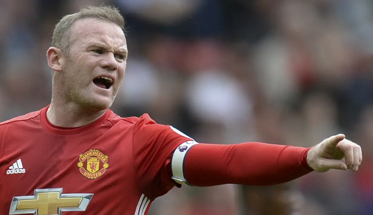 Wayne Rooney. Striker Inggris berusia 35 tahun yang telah pensiun dari klub maupun timnas ini telah mencetak 366 gol secara keseluruhan. Bersama Timnas Inggris, 53 gol dicetaknya dalam 120 laga. Di level klub, ia mencetak 313 gol dalam 763 laga.(Foto: AFP/Oli Scarff)