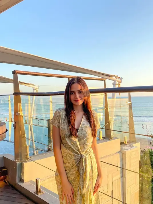 Wrapped dress dipilih Syifa Hadju sebagai outfit yang sopan saat mantai. [@syifahadju]