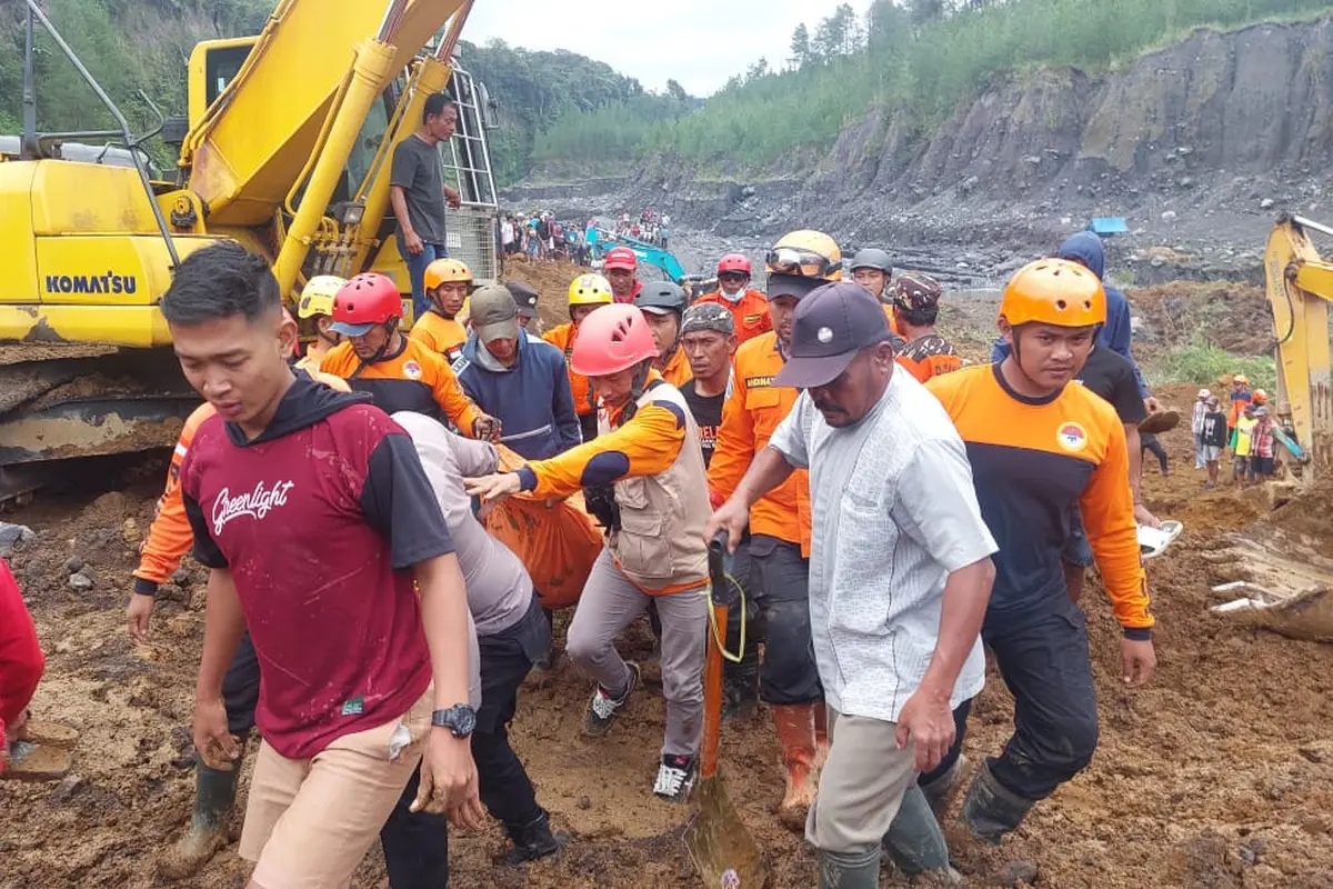 Tim Sar kembali menemukan satu korban tewas akibat longsor di Lumajang. (Istimewa)
