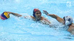 Pemain Polo Air Putra Indonesia, Rian Rinaldo (kiri) menghindari kejaranAllay Altayev (Kazakhstan) pada perempat final Polo Air Putra Asian Games 2018 di Stadion Akuatik GBK Jakarta, Kamis (30/8). (Liputan6.com/Helmi Fithriansyah)