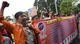 Karyawan PT Pos Indonesia berunjuk rasa di depan Gedung Direksi PT Pos Indonesia, Jakarta, Senin (25/6). Mereka menuntut manajemen PT Pos Indonesia membagi keuntungan dan jasa produksi perusahaan tahun 2017. (Liputan6.com/Arya Manggala)