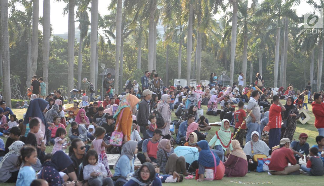 Kepadatan warga saat mendatangi Lebaran Betawi ke-12 di Lapangan Monas, Jakarta, Minggu (21/7/2019). Untuk pertama kalinya Lebaran Betawi digelar di Monas yang diisi oleh beragam seni dan budaya masyarakat Betawi dalam rangka memeriahkan HUT DKI Jakarta.(merdeka.com/Iqbal S. Nugroho)