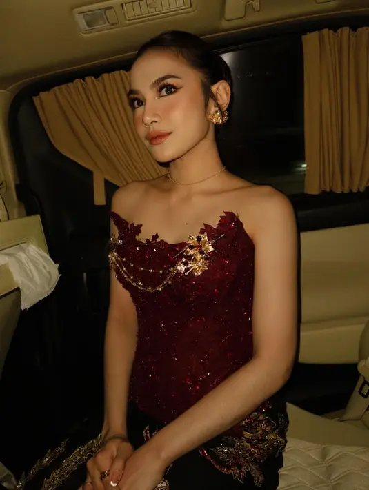 Anting bundar besar, kalung tipis, dan deretan cincin emas menghadirkan kesan timeless dan mewah, mencerminkan perpaduan apik antara warisan budaya dan gaya modern.  [@mahalini].