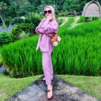 Di sini terlihat Syahrini membawa tas Hermes Kelly miliknya yang Limited Edition 20 Fauve Picnic Barenia Natural PHW. Tas ini ditaksir memiliki harga sekitar Rp1.197.700.000. Foto: Instagram.
