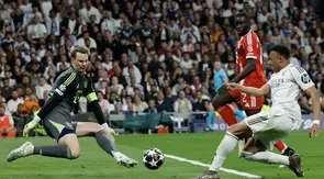 Aksi Manuel Neuer di laga Bayern Munchen versus Real Madrid di Bernabeu yang merupakan laga leg 1 perempat final Liga Champions. (Oscar DEL POZO / AFP)