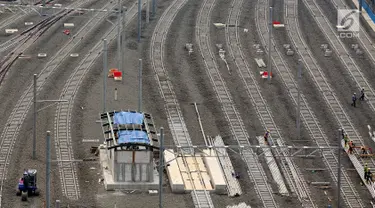 Suasana proyek pembangunan di depo Mass Rapid Transit (MRT) di Lebak Bulus, Jakarta, Selasa (14/11). Pembangunan depo MRT kini sudah mencapai 75 %. (Liputan6.com/JohanTallo)