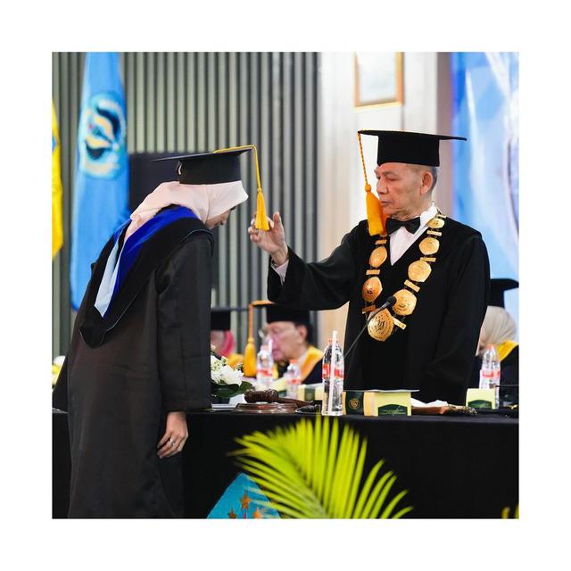 6 Potret Hengky Kurniawan dan Sonya Fatmala Wisuda Bareng, Sempat Lama Tertunda