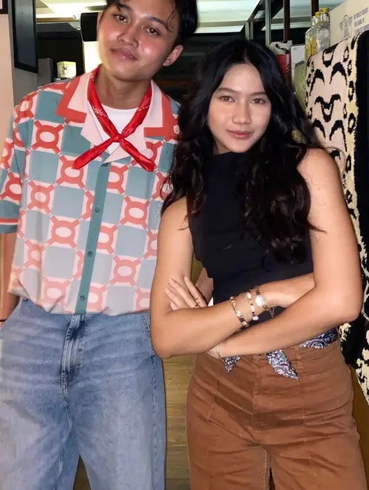 Artis muda Maisha Kanna juga hadir mengenakan atasan sleeveless hitam halter neck. Dipadukan celana panjang coklat dengan syal yang dijadikan belt. [@maishakanna]