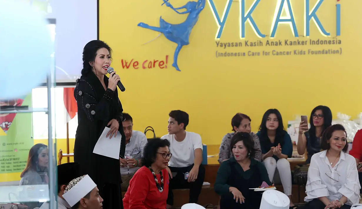 "Kado sudah ada. Sebenernya aku hari ini surprise juga, hari ini aku nggak ada syuting. Jadi tadi aku jemput Wilona dulu," ujar Verrell Bramasta. (Nurwahyunan/Bintang.com)