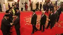 Presiden Joko Widodo dan Wapres Jusuf Kalla memberikan selamat kepada ahli waris dalam penganugerahan gelar Pahlawan Nasional di Istana Negara, Jakarta, Kakis (8/11). (Liputan6.com/Angga Yuniar)