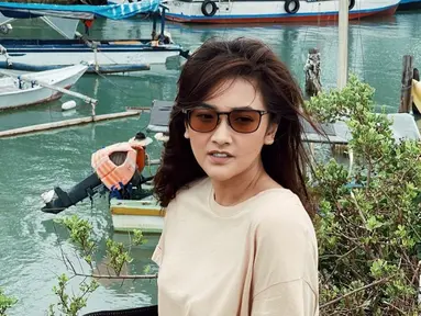 Pemilik nama lengkap Nadya Arina Pramudita memang memiliki hobi traveling. Gayanya saat traveling pun sangat simpel namun tetap keren. Seperti saat ia tampil dengan mengenakan kaus dan kacamata cokelat saat berada di pinggir laut. (Liputan6.com/IG/@nadyaarina)