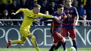 Bintang Barcelona, Lionel Messi, berusaha melewati gelandang Villarreal, Samuel Castillejo, pada laga La Liga Spanyol di Stadion El Madrigal, Vila-real, Minggu (20/3/2016). Kedua tim bermain imbang 2-2. (AFP/Jose Jordan)