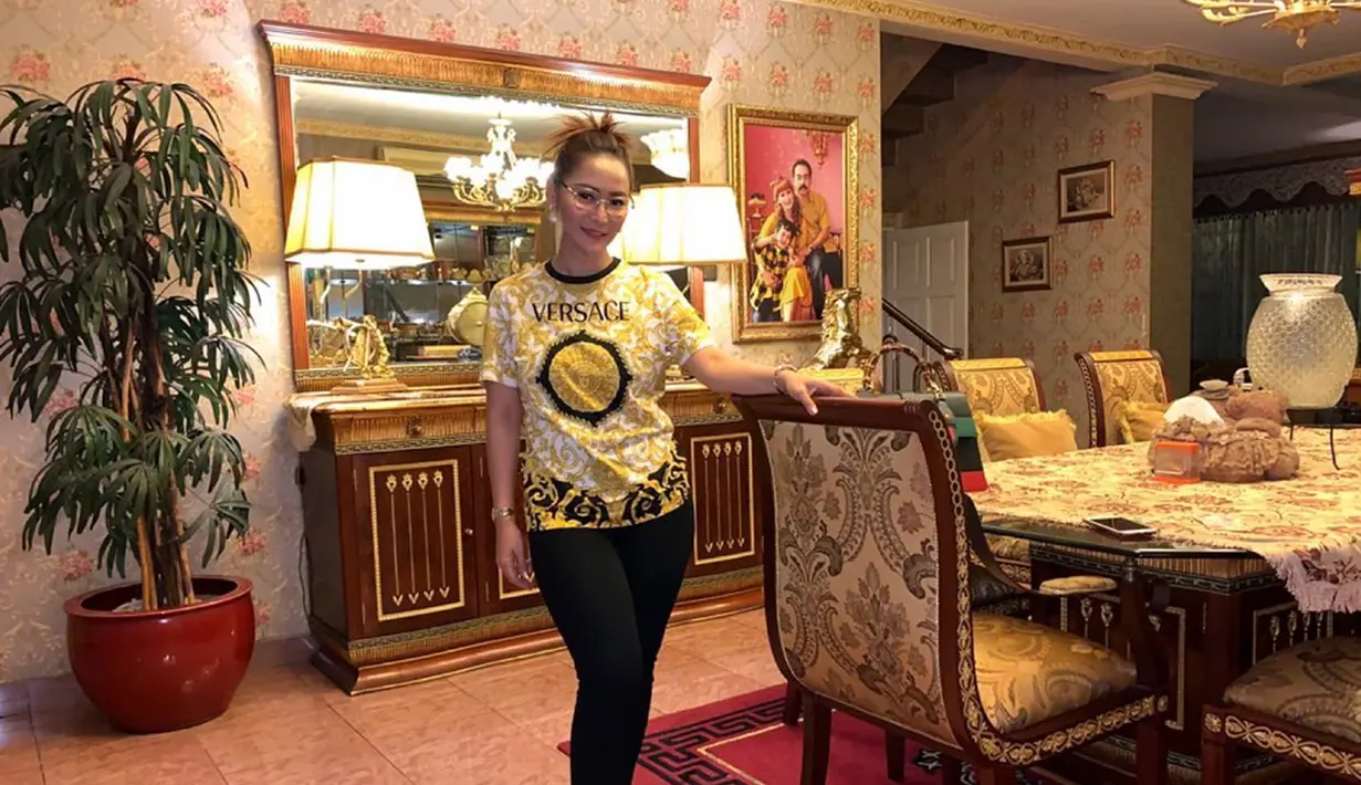 Sering terlihat glamor di atas panggung dan liburan, pedangdut kelahiran Pasuruan ini pun tampat santai saat berada di rumah. Meski tak menggunakan makeup, dirinya kerap mengenakan kacamata sebagai aksesoris. (Liputan6.com/IG/@inul.d)
