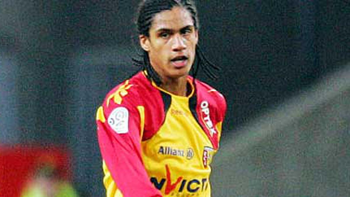 Varane Merapat ke Santiago Bernabeu