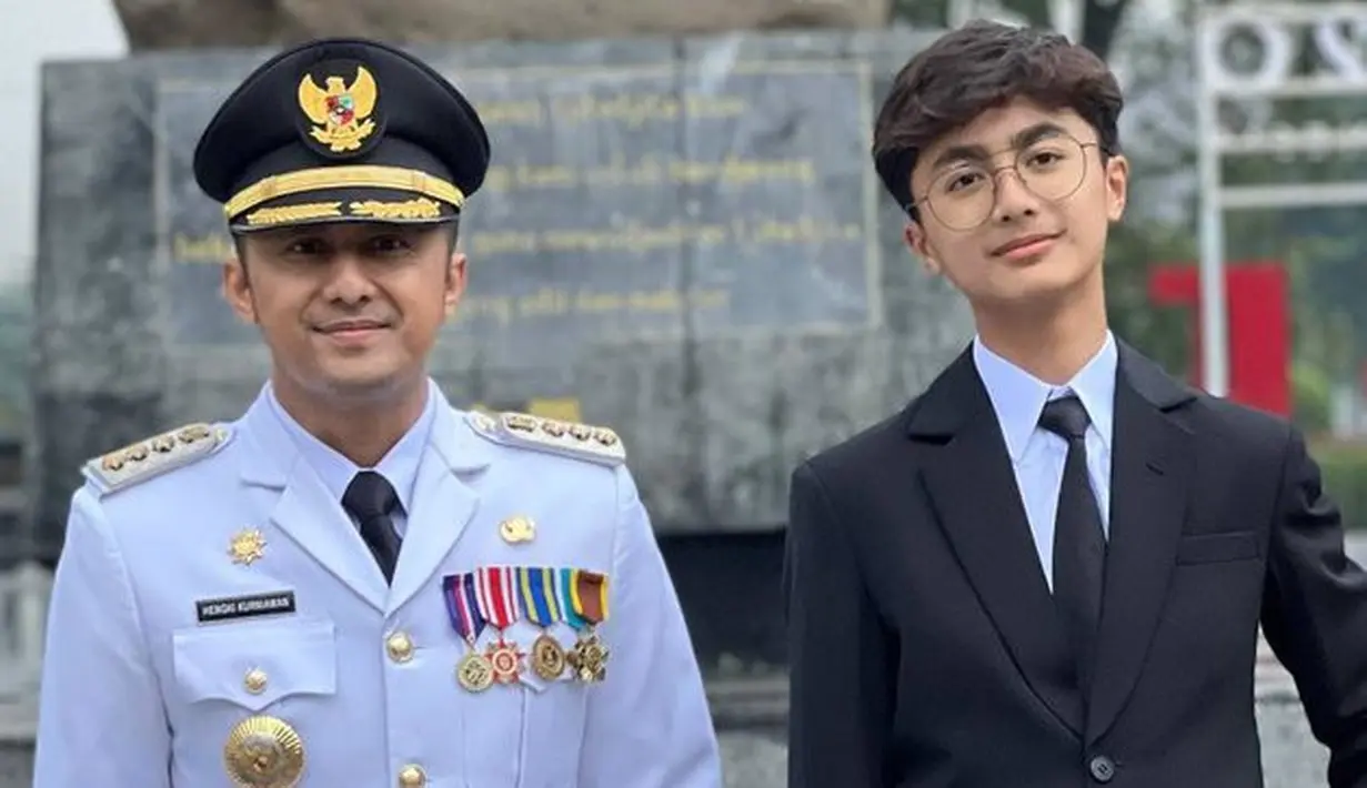 <p>Bintang yang masih duduk di bangku SMP tak hanya terlihat tampan tapi juga tinggi. [Foto: instagram.com/hengkykurniawan]</p>