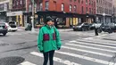 Rekan kerja Hesti, Desta dan Vincent ini memang memiliki sisi positif yang membuat humorisnya mudah untuk dirasakan banyak orang. Seperti Enzy yang terlihat bahagia ketika berada di jalanan New York. Foto Enzy di ruang publik New York ini membuatnya terlihat sangat menawan. (Liputan6.com/IG/@enzystoria)