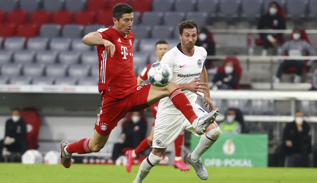 Pemain Eintracht Frankfurt Timothy Chandler (kanan) mengejar pemain Bayern Munchen Benjamin Pavard dalam pertandingan semi final Piala Jerman di Allianz Arena, Munchen, Jerman, Rabu (10/6/2020). Bayern Munchen menang 2-1 dan lolos ke final. (Kai Pfaffenbach Pool via AP)