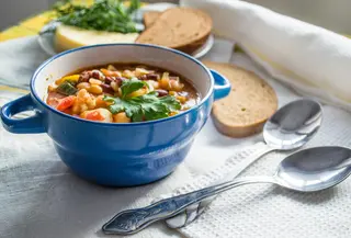 Sup ayam memiliki berbagai kandungan yang baik bagi kesehatan tubuh, seperti kalori, vitamin, dan protein. (Foto/dok: Pexels/NavadaRa)