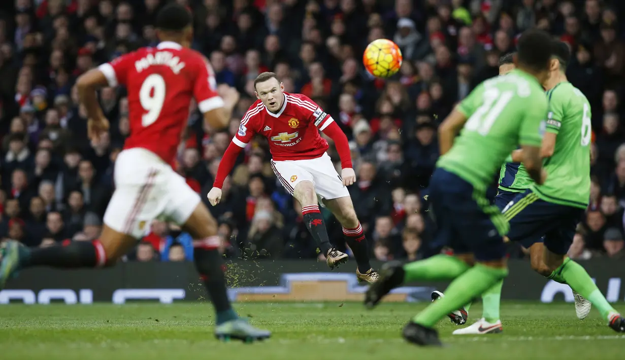 Striker MU, Wayne Rooney, melepaskan tendangan ke gawang Southampton dalam lanjutan Liga Inggris di Stadion Old Trafford, Manchester, Sabtu (23/1/2016). (Reuters/Andrew Yates)