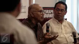 Pengamat Militer Salim Said (kedua kanan) saat diskusi "Akhirnya Golkar Bisa Gelar Munaslub", Jakarta, (6/5/2016). Iuran atau kontribusi kepada partai sebagai syarat administrasi pendaftaran calon ketua umum Golkar. (Liputan6.com/Faizal Fanani)
