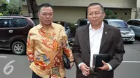 Ketua Fraksi PPP Hasrul Azwar (kiri) bersama Anggota Komisi III DPR dari fraksi Partai Persatuan Pembangunan (PPP) Asrul Sani, mendatangi Polda Metro Jaya, Jakarta, Selasa (1/3). (Liputan6.com/Johan Tallo)
