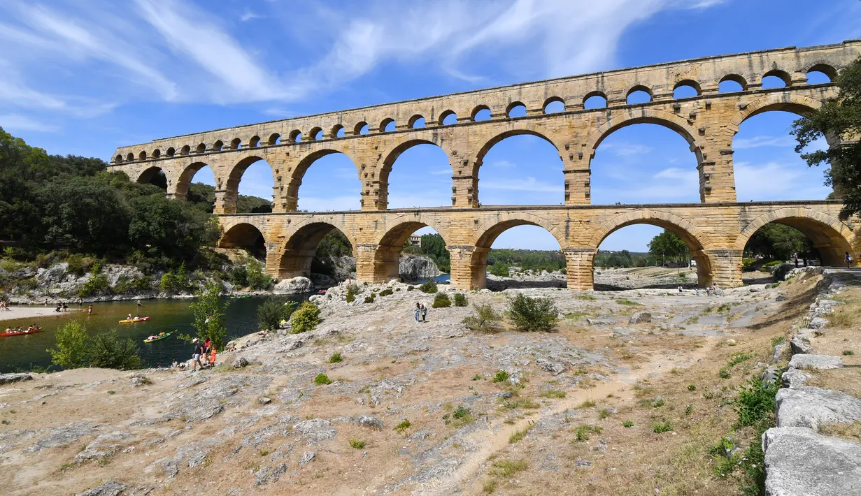 Pemandangan Pont du Gard atau Jembatan Gard di Vers-Pont-du-Gard, Prancis, Rabu (21/8/2019). Pont du Gard adalah jembatan saluran air Romawi yang merupakan bagian dari daftar situs warisan dunia UNESCO. (Pascal GUYOT/AFP)