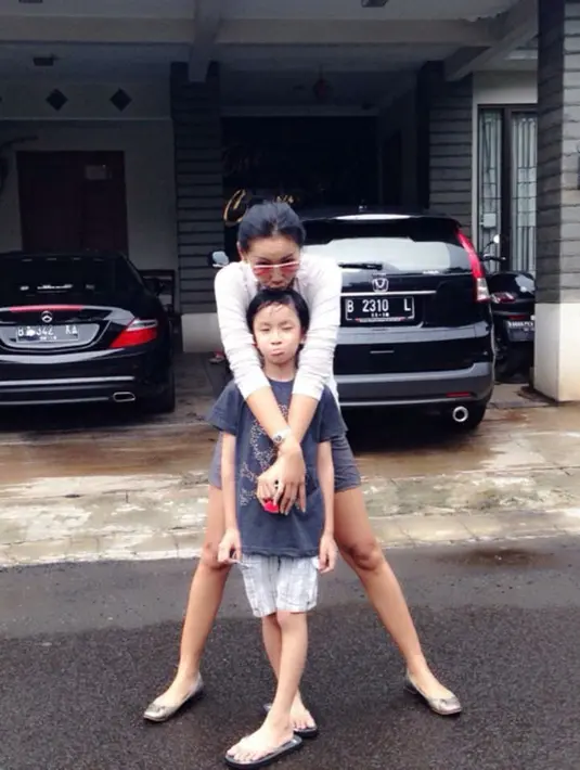 Azka juga sempat menceritakan pengalamannya di internet dan buku, tindakan Azka ini juga mendapatkan dukungan dari orangtuanya. (Foto: instagram.com/kalinaocktaranny)