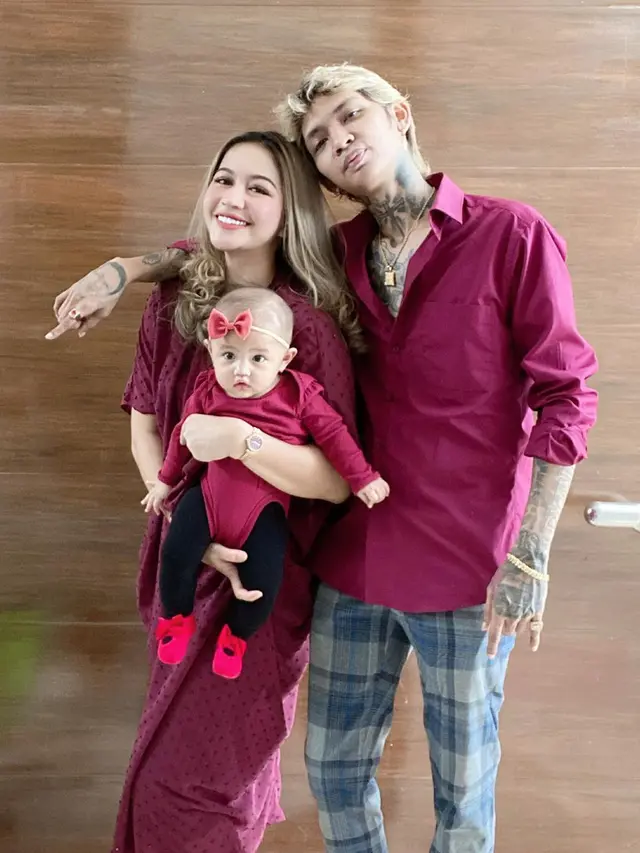 6 Potret Young Lex dan Istri Asuh Baby Zaenab, Kompak Banget