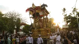 Peserta membawa ogoh-ogoh pada karnaval Budaya Bali di kawasan Nusa Dua, Bali, Jumat (12/10). Karnaval tersebut untuk memeriahkan perhelatan Pertemuan Tahunan IMF - World Bank Group 2018 di Bali. (Liputan6.com/Angga Yuniar)