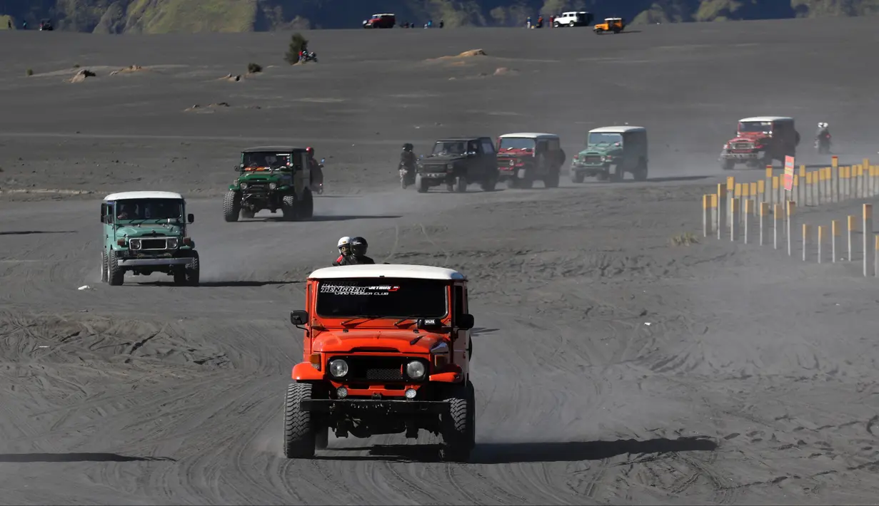 <p>Wisatawan manaiki jip menikmati pemandangan Taman Nasional Bromo Tengger Semeru, Probolinggo, Jawa Timur, Minggu (8/7). Gunung Bromo masih menjadi destinasi wisata primadona yang ramai dikunjungi wisatawan setiap tahunnya. (Liputan6.com/Arya Manggala)</p>