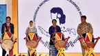 Presiden Jokowi (kiri) bersama Menteri Pemberdayaan Perempuan dan Perlindungan Anak Yohana Yembise, Ketua Umum IWAPI Nita Yudi dan Gubernur Sumbar Irwan Prayitno saat membuka Rakernas IWAPI 2018, Padang, Senin (8/10). (Liputan6.com/Pool/Biro Pers Setpres)