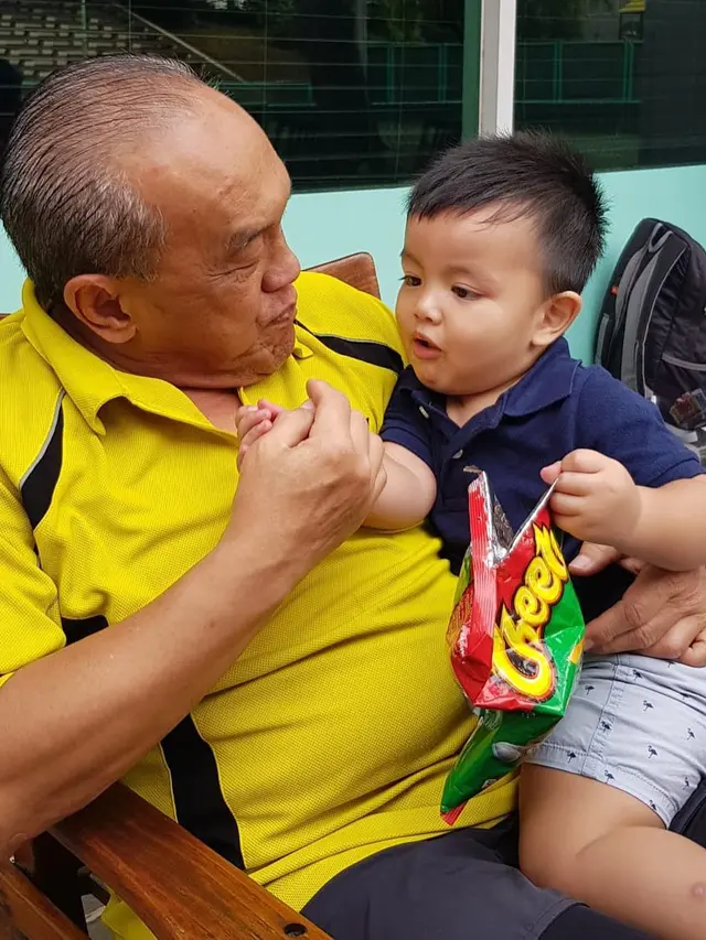 6 Potret Kebersamaan Aburizal Bakrie dan Anak Nia Ramadhani, Kompak Bareng Cucu
