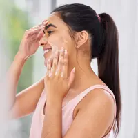 Ilustrasi perempuan mencuci wajah. (c) PeopleImages.com/Depositphotos.com