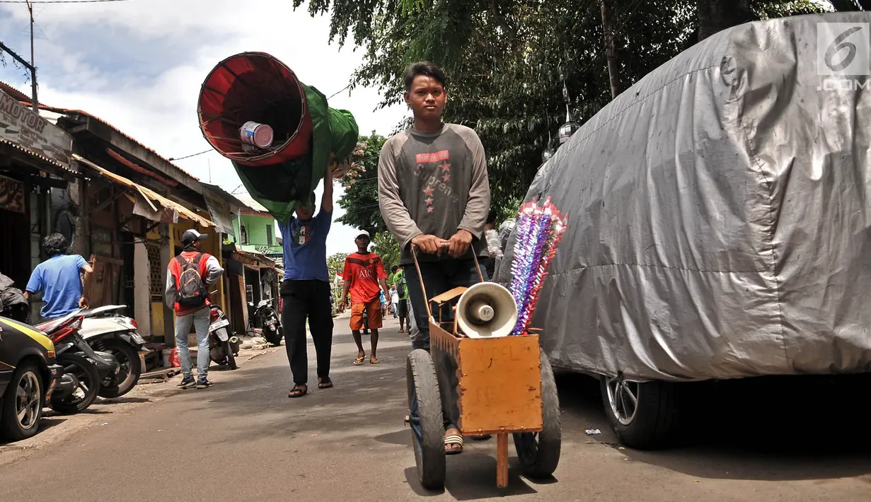 Pengamen ondel-ondel saat berkeliling di kawasan Senen, Jakarta, Kamis (27/12). Pembinaan dilakukan agar para penggiat seni khas Betawi tersebut tidak lagi mencari uang di jalanan. (Merdeka.com/Iqbal S. Nugroho)