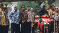 Presiden Jokowi mencoba sepeda motor listrik Gesits di halaman belakang Istana Merdeka Jakarta. (Merdeka.com)