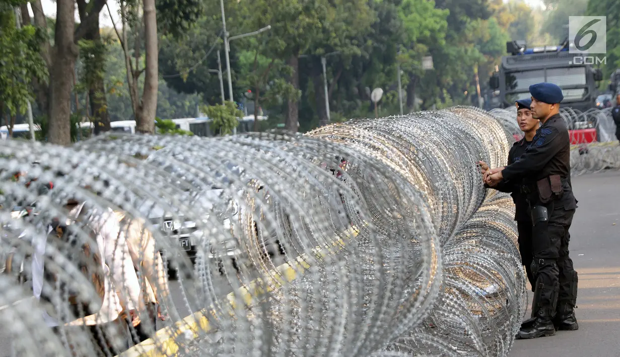 Personel Brimob berjaga di depan Gedung Mahkamah Konstitusi (MK), Jakarta, Selasa (25/6/2019). Jelang sidang pembacaan putusan akan digelar pada Kamis (27/6), penjagaan di sekitar Gedung Mahkamah Konstitusi diperketat. (Liputan6.com/Helmi Fithriansyah)