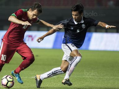Gelandang Timnas Indonesia U-19, Egy Maulana Vikri, berusaha melewati pemain Kamboja U-19 pada laga persahabatan di Stadion Patriot, Bekasi, Rabu (4/10/2017). Indonesia menang 2-0 atas Kamboja. (Bola.com/Vitalis Yogi Trisna)