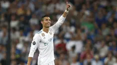 Cristiano Ronaldo masuk dalam jajaran top scorer Liga Champions setelah mencetak dua gol saat melawan APOEL Nicosia pada laga Grup H Liga Champions di Santiago Bernabeu stadium, Madrid, (13/92017). Madrid menang 3-0. (AP/Francisco Seco)