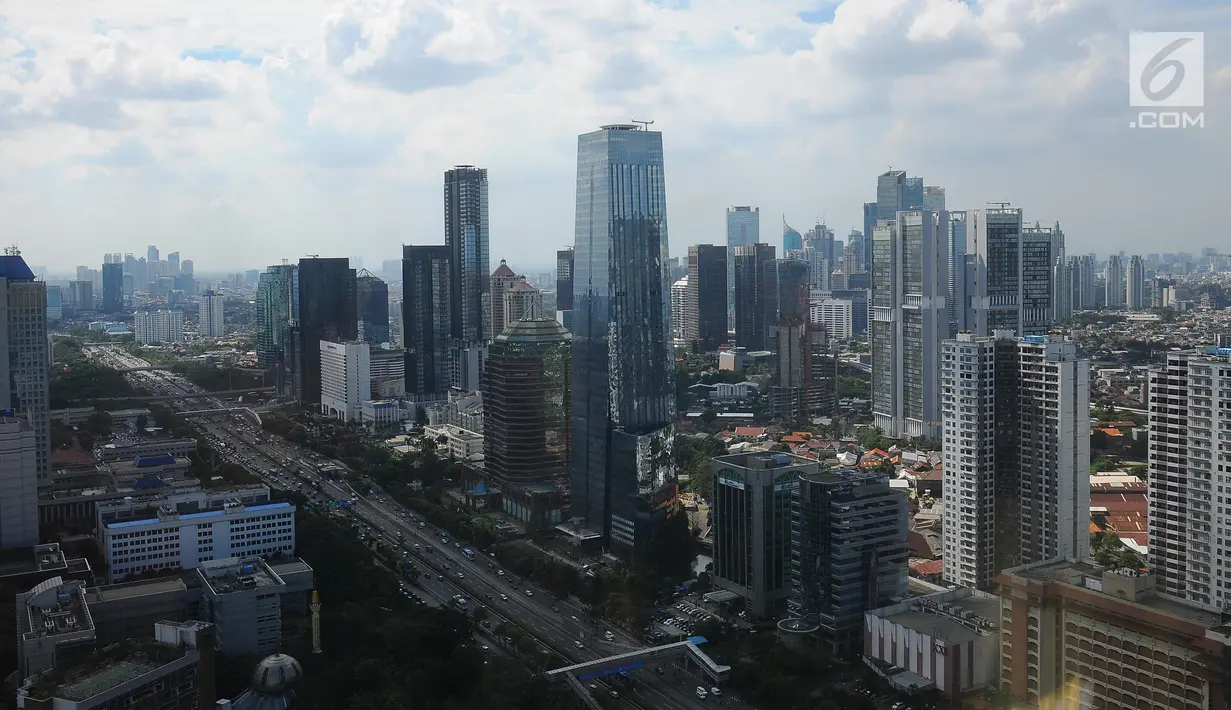 <p>Deretan gedung bertingkat terlihat dari jendela gedung pencakar langit di kawasan Jakarta, Kamis (2/5/2019). Sebagian besar atau 42 persen dari gedung-gedung pencakar langit memiliki ketinggian di atas 150 meter umumnya digunakan untuk perkantoran. (Liputan6.com/Angga Yuniar)</p>