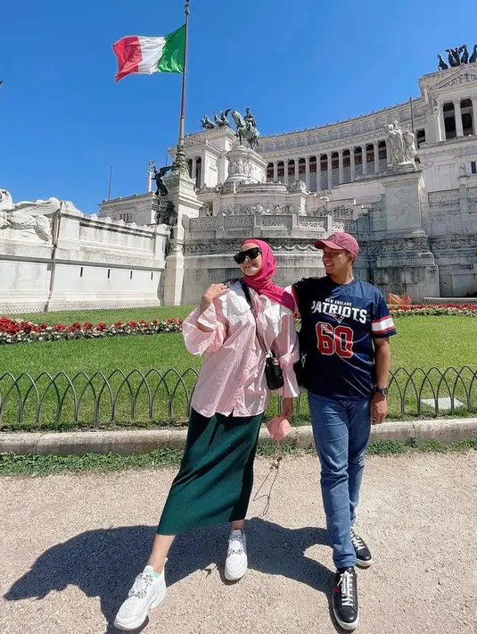 <p>Keluarga kecil Sheza dan Surya bertambah bahagia dengan hadirnya sang anak yaitu Adreena Aisyah. Kebahagiaan mereka pun bertambah karena bakal punya anak kedua. (Instagram/shezaidris)</p>