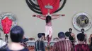 Umat Katolik di Gereja St Matius Penginjil Bintaro, menampilkan teatrikal prosesi jalan salib, Tangerang Selatan, Jumat (25/3). Prosesi jalan salib yang mengisahkan kesengsaraan Yesus saat penyaliban dirinya. (Liputan6.com/Angga Yuniar)
