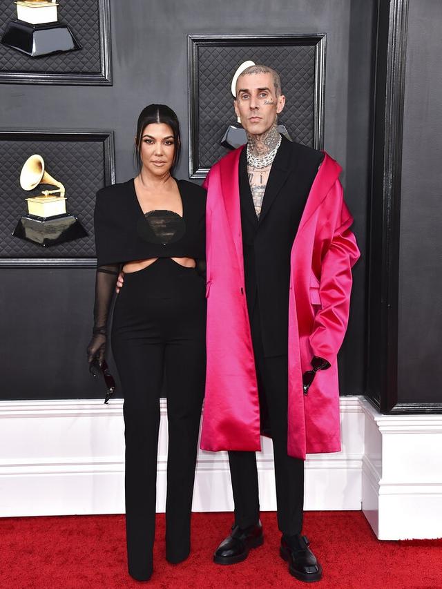 Kourtney Kardashian dan Travis Barker Blink-182  di Grammy Awards 2022. (Jordan Strauss/Invision/AP)