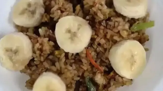6 Perpaduan Nasi Goreng dengan Lauk Lain Ini Absurd Pol, Kocak