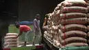 Pekerja tengah memindahkan ratusan karung semen di Jakarta, Rabu (27/1). Penjualan semen sepanjang 2015 mencapai 61,00 ton, naik 1,8% dibanding tahun sebelumnya 59,90 juta ton. (Liputan6.com/Angga Yuniar)