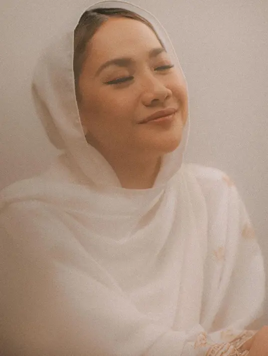 Senyum tipis BCL nyatanya berhasil membuat aura kecantikannya kian terpancarkan. Kerudung putih yang sangat pas dikenakan BCL membuat pelantun lagu Aku dan Dirimu semakin terlihat anggun. Keanggunannya ini banjir pujian dari netizen yang menyebutkan sangat cantik. (Liputan6.com/IG/bclsinclair)