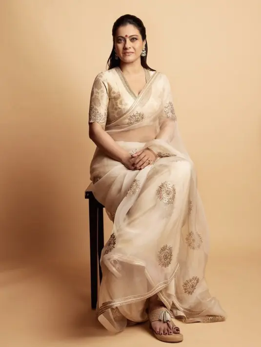 Sebagai perempuan India, Kajol tampil elegan dengan kain sari berwarna cokelatnya. Dengan tanda merah di jidatnya dan anting air dropnya. @kajol