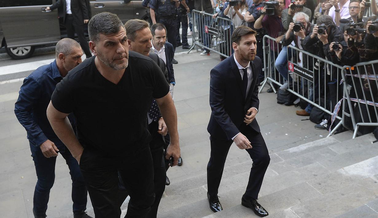 Kasus pajak yang menjerat Lionel Messi akhirnya berakhir di pengadilan. Sekitar bulan Juni penyerang Barcelona itu menjalani sidang, kondisi ini sempat menimbulkan kabar jika sang pemain akan segera meninggalkan Barcelona. (AFP/Josep Lago) 