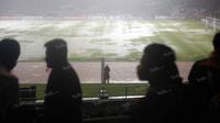 Stadion Utama Gelora Bung Karno tergenang air akibat hujan deras saat laga Trofeo Persija antara Bali United vs PSM Makasar, Sabtu (9/4/2016). (Bola.com/Nicklas Hanoatubun)