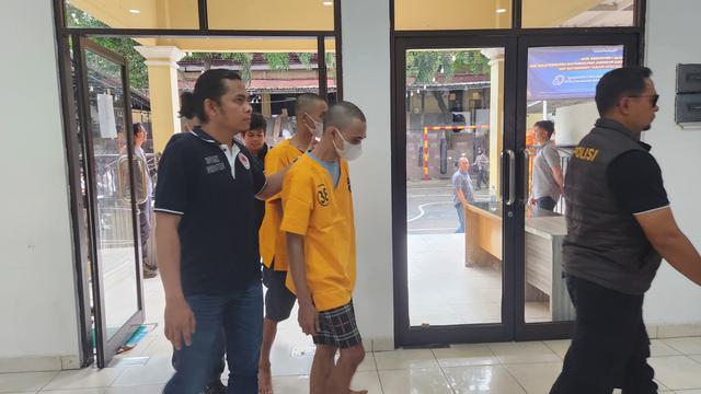 Tiga tersangka narkoba saat dibawa ke Polres Metro Depok. (Liputan6.com/Dicky Agung Prihanto)